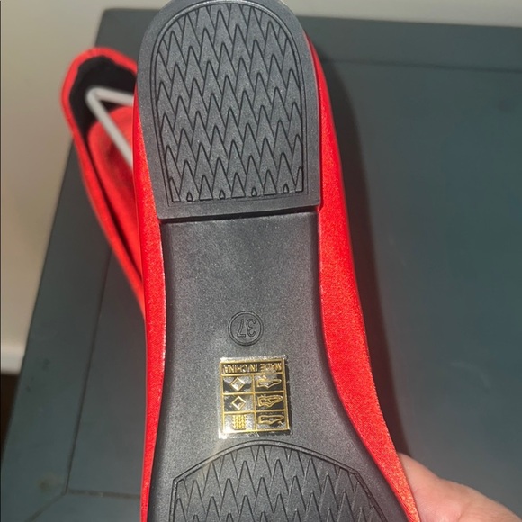 NWT Yan Hao Elegant Red Satin flats with Pearl Heart Embellishment size 37 - Picture 3 of 6